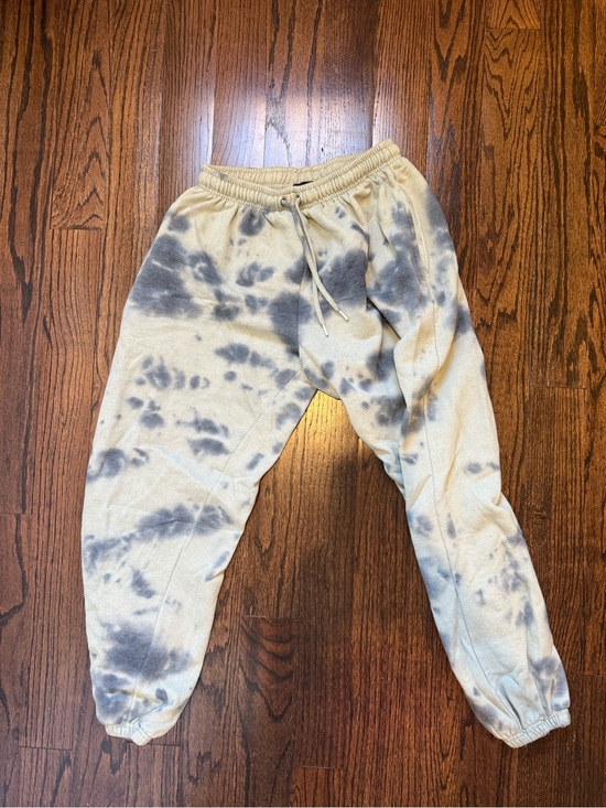 PrettyLittleThing Pants - PrettyLittleThing Tie-Dye Sweatpants -Green & Gray